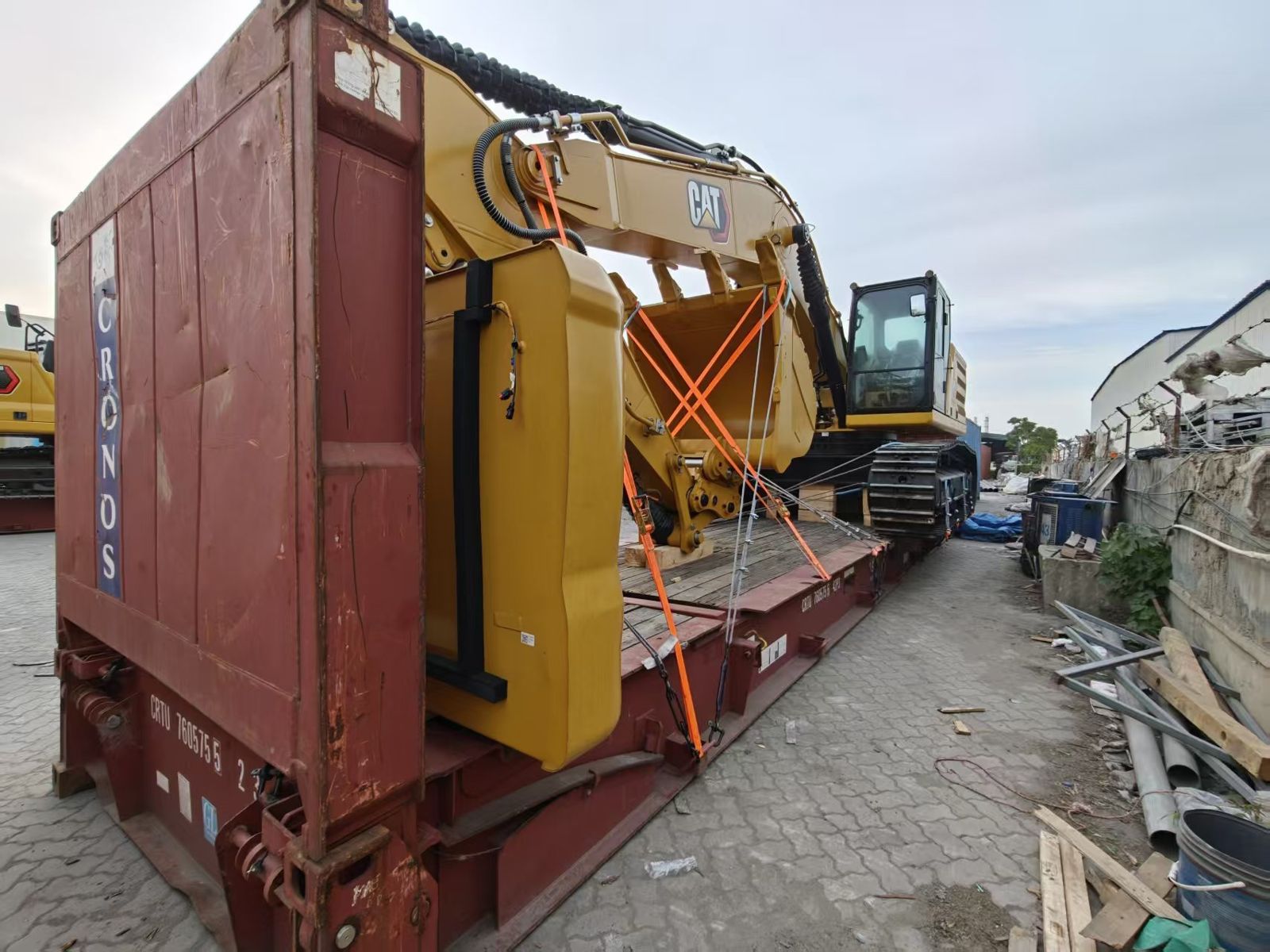 Excavators packing – CAT 336 excavator lashed on a 40ft flat rack