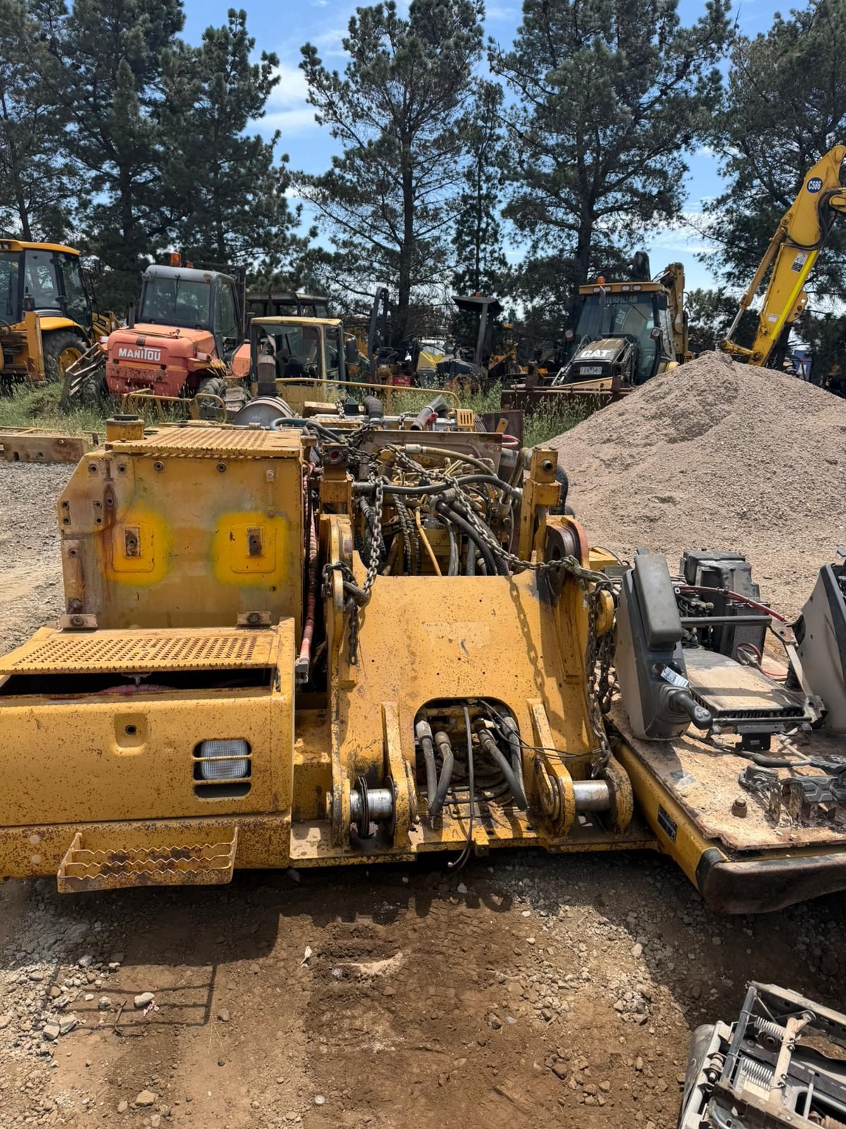 Excavators packing – CAT 322CL upper structure separated for packing