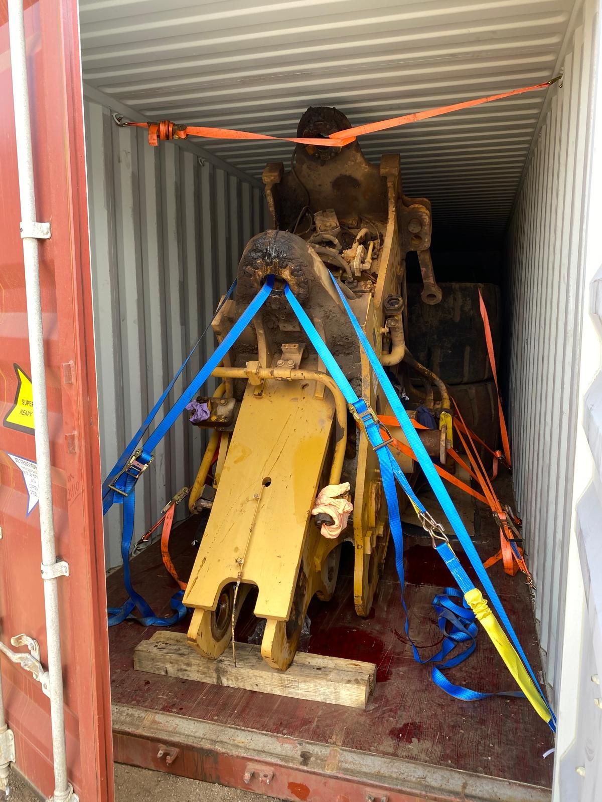 Wheel Loaders packing – CAT 988H chassis strapped in a 40ft high cube