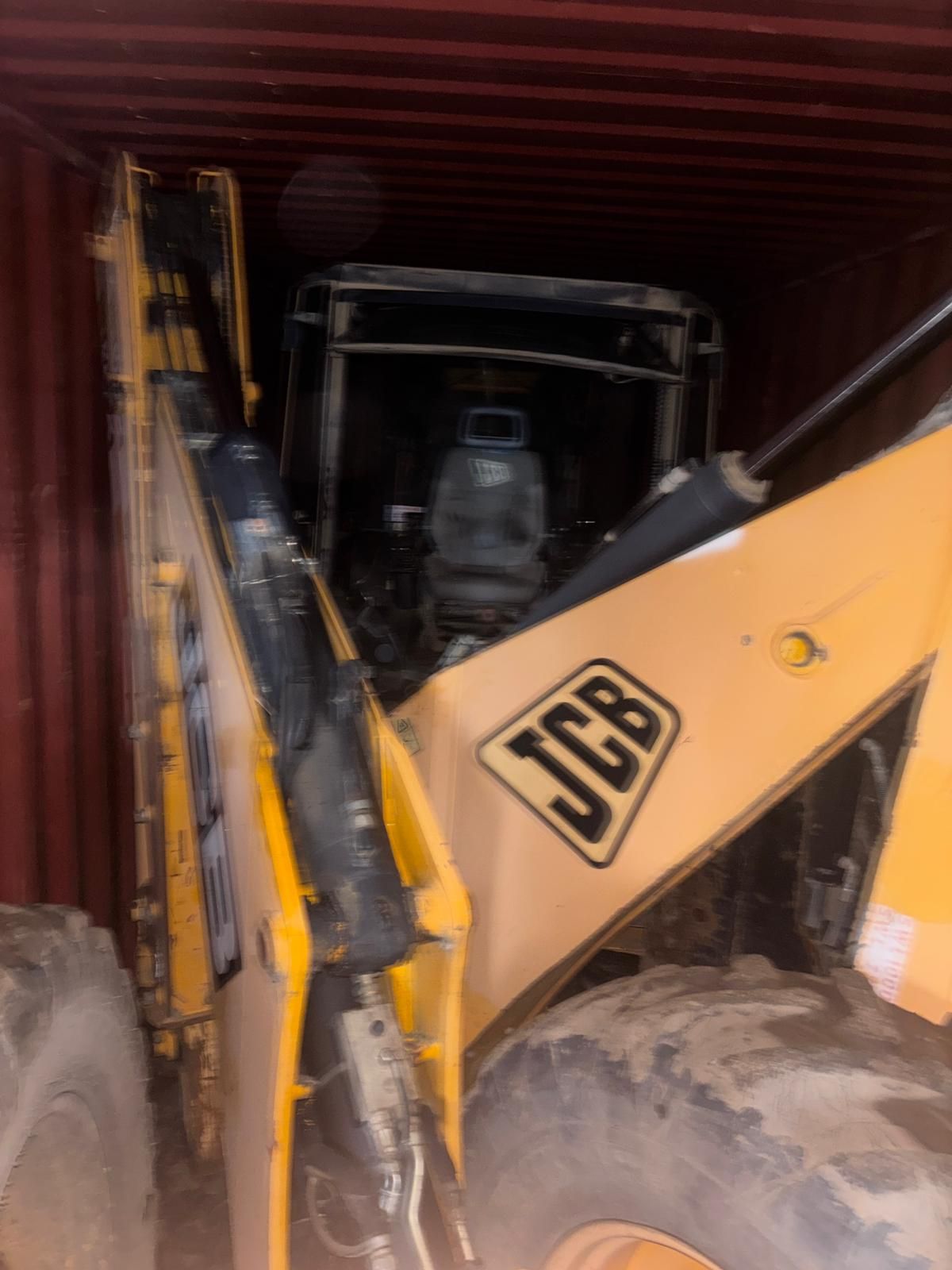 Backhoe Loaders packing – Two JCB 3CX excavator booms interlocked in a 40ft high cube