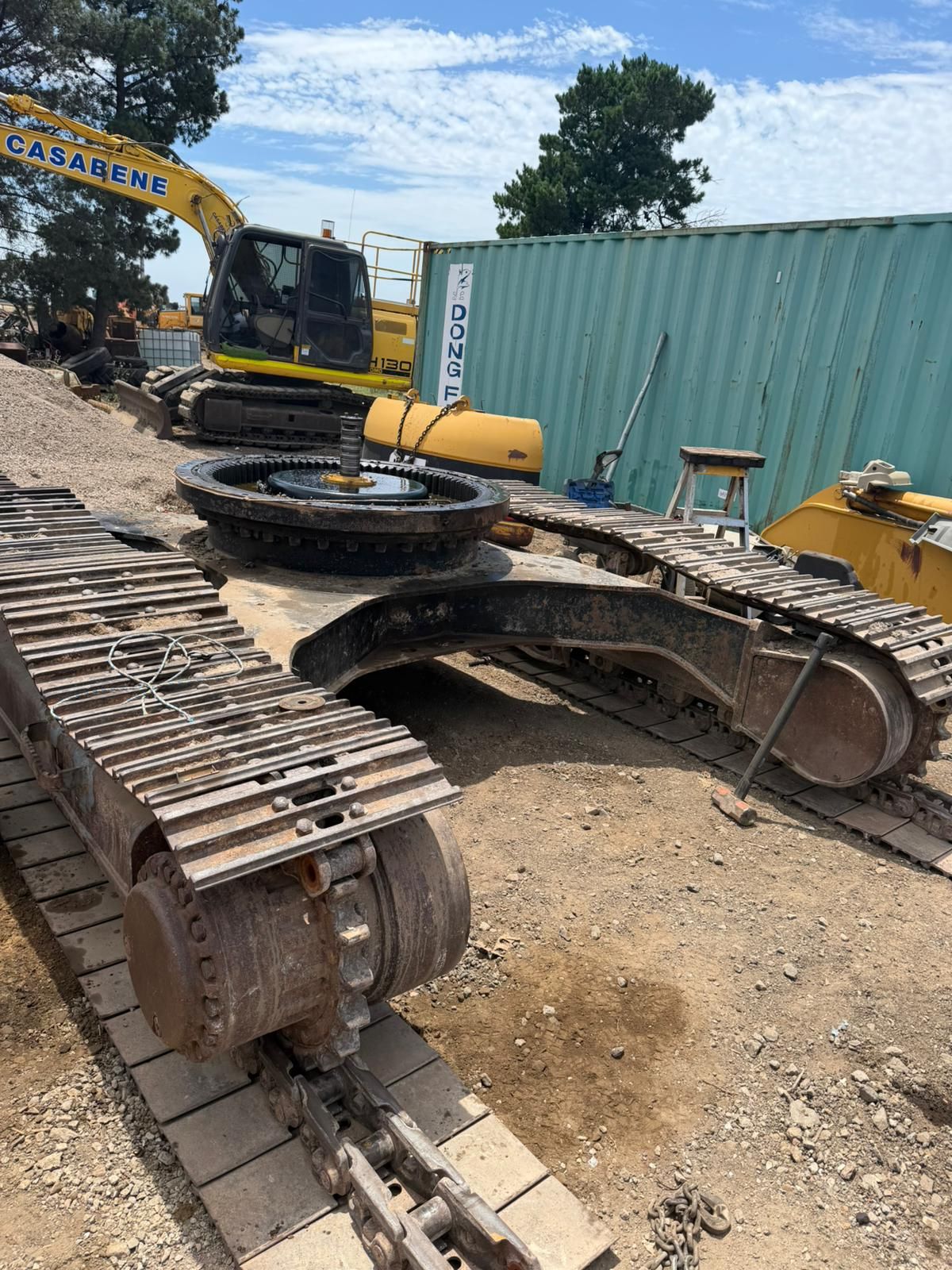 Excavators packing – CAT 322CL undercarriage dismantled for packing