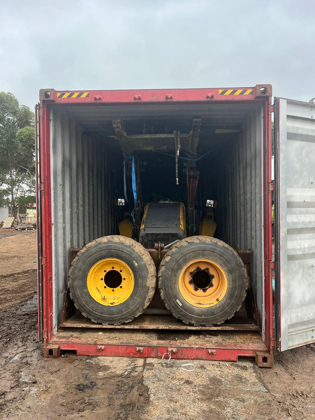 Backhoe Loaders packing – Volvo BL71 backhoe loader in a 40ft high cube