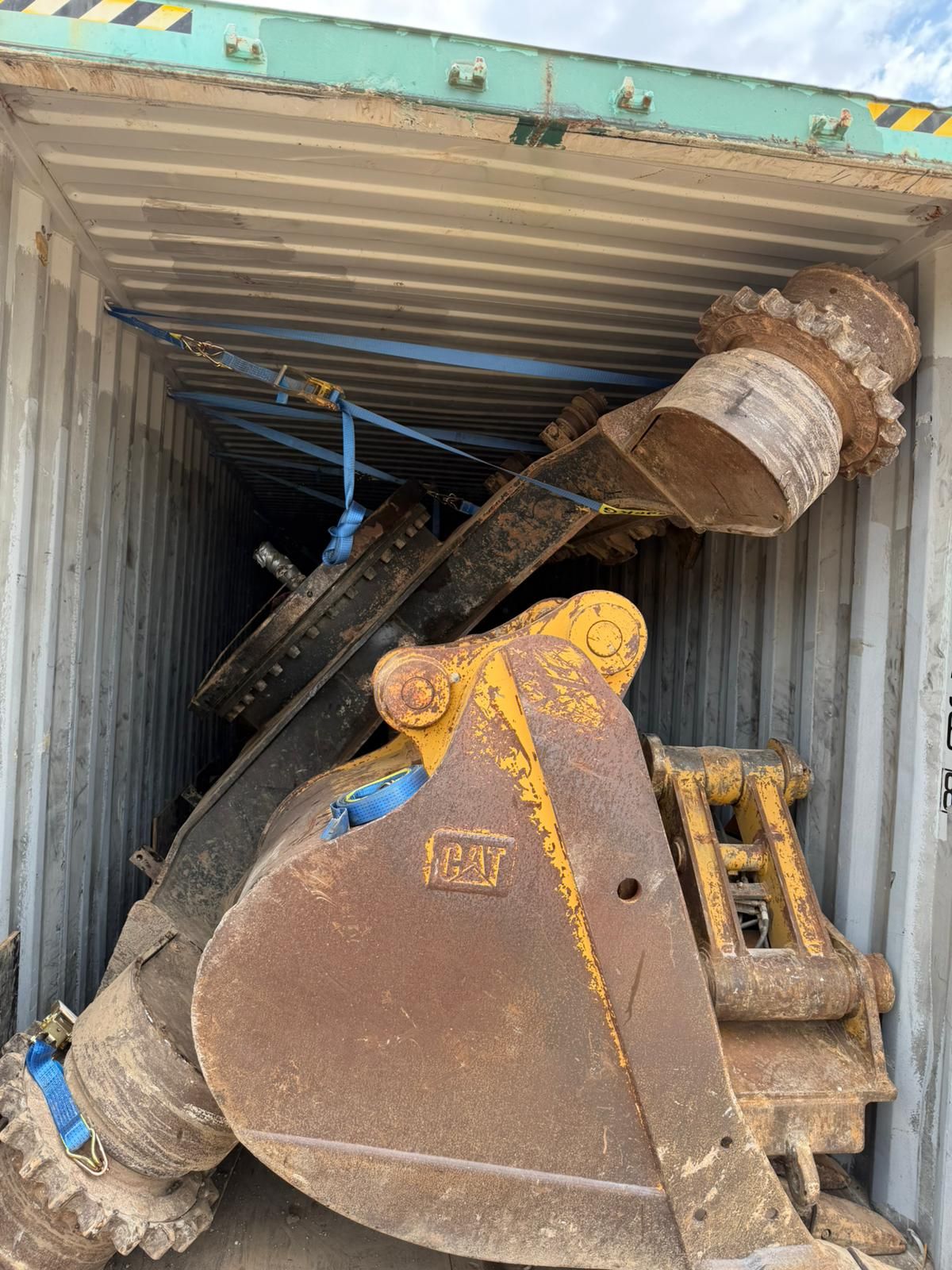 Excavators packing – CAT 322CL excavator components packed in a 40ft high cube