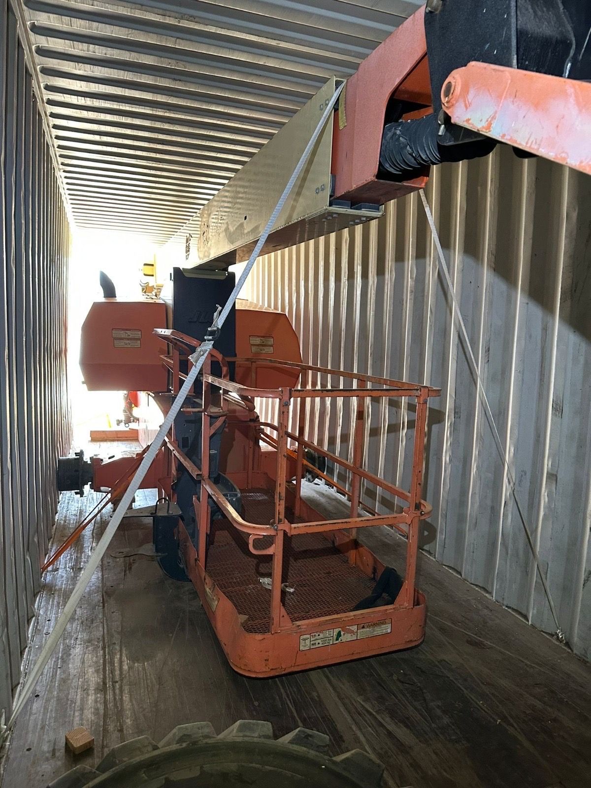 Boom Lifts packing – JLG 800AJ boom lift lashed in a container