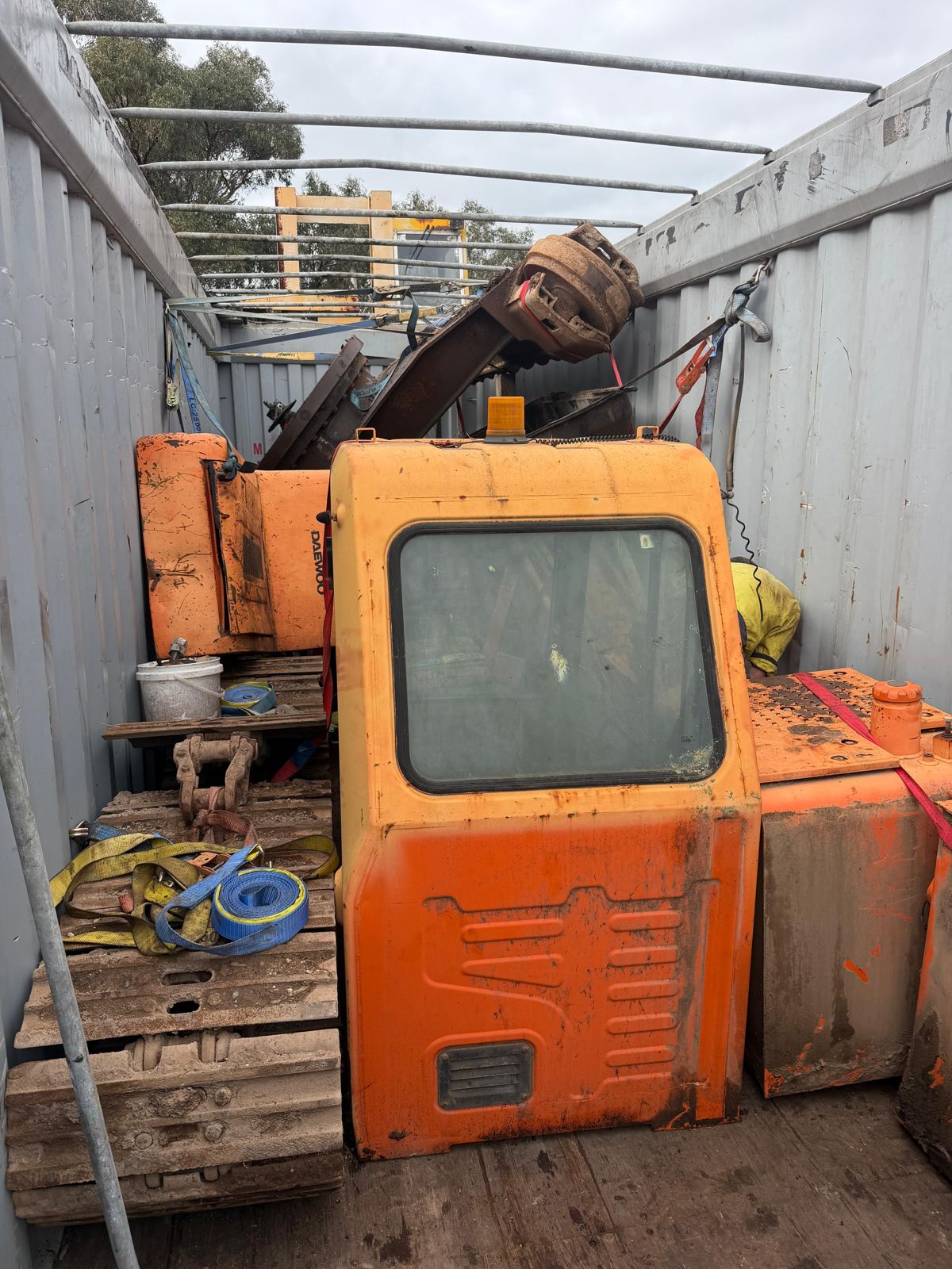Excavators packing – Daewoo 255LC-V excavator in a 40ft open top high cube