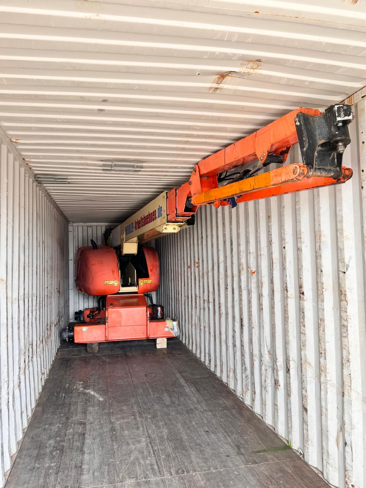 Boom Lifts packing – JLG 660SJ boom lift loaded in a container