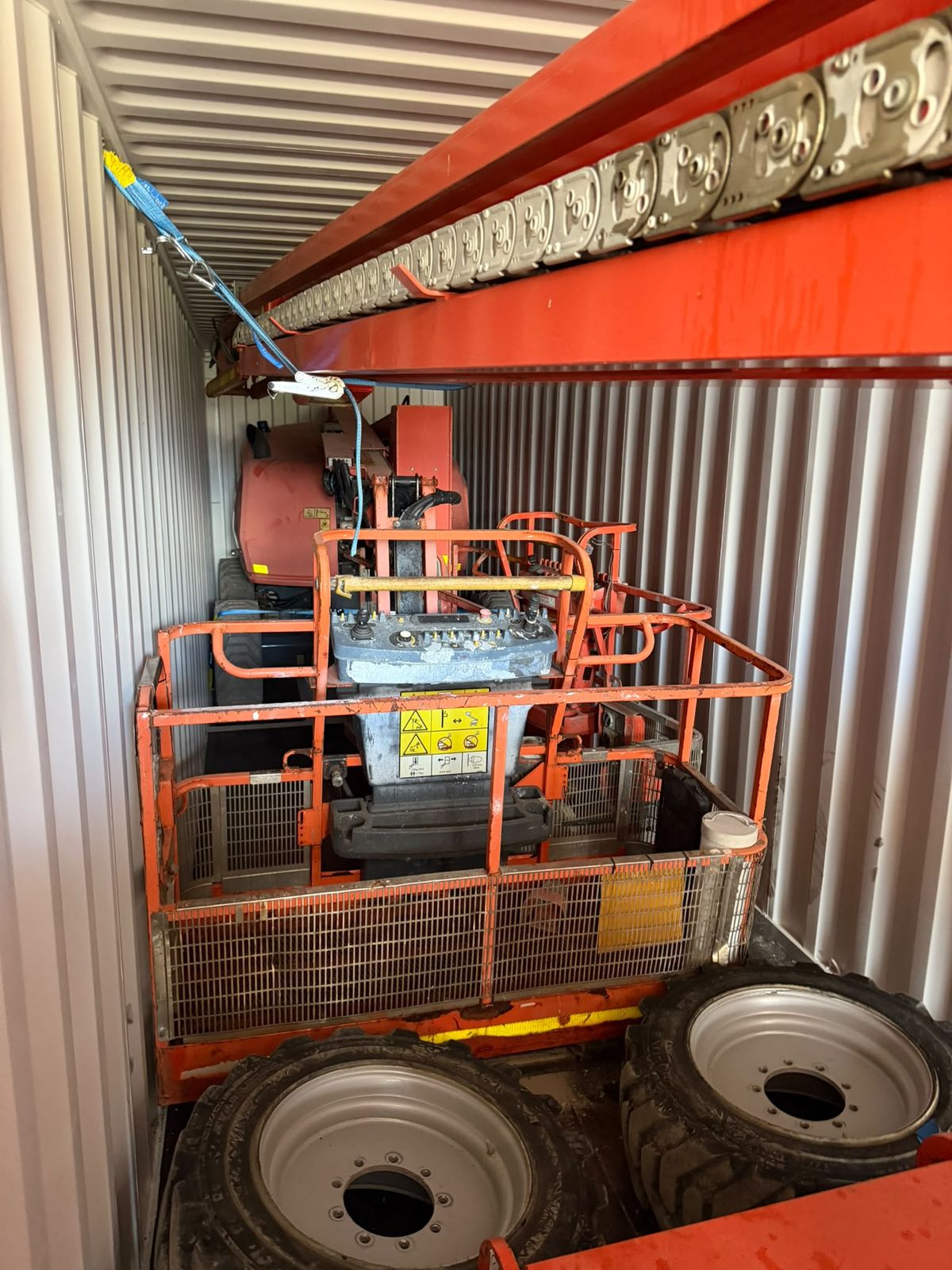 Boom Lifts packing – JLG 660SJ and 450AJ boom lifts packed together