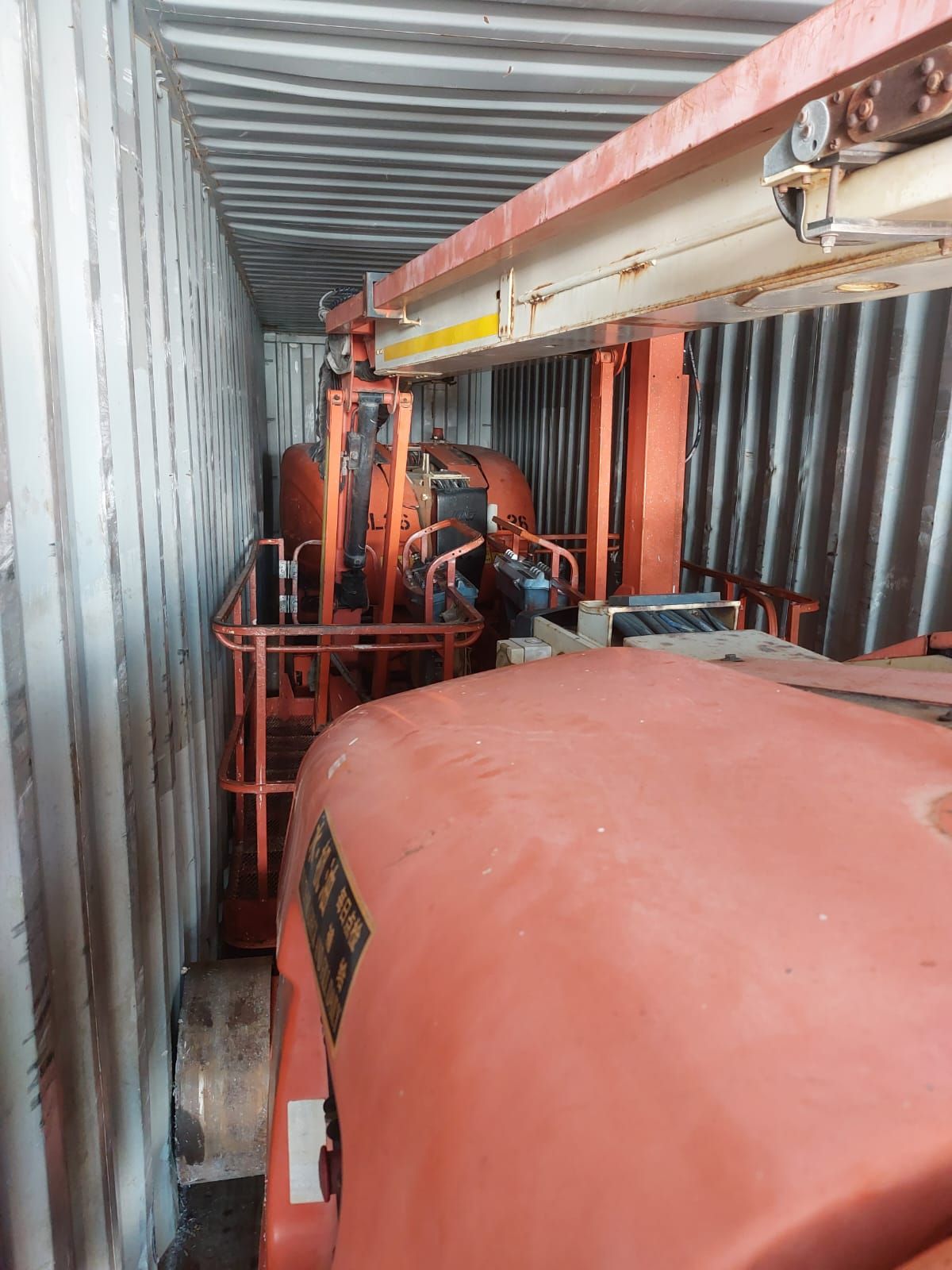 Boom Lifts packing – Two JLG 600AJ boom lifts in one container